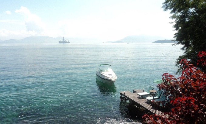 Ilha Grande Casa | Hermosa casa en la costa con balcones, muelle, vista completa al mar