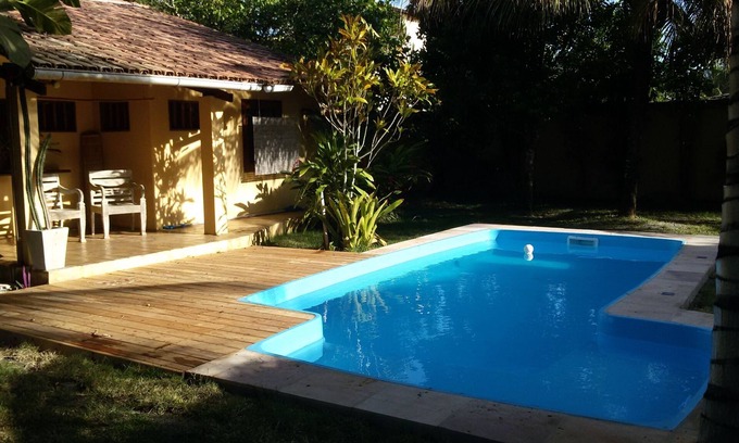 Arraial d'Ajuda Casa | Hermosa casa con amplios balcones y piscina, a 150 metros de la playa.