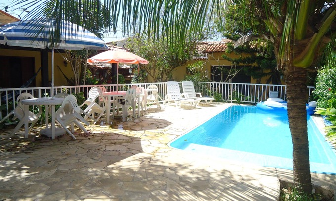 Arraial do Cabo Casa | Hermosa casa de 4 suites, piscina, sala de juegos con piscina, etc., balcones y flores.