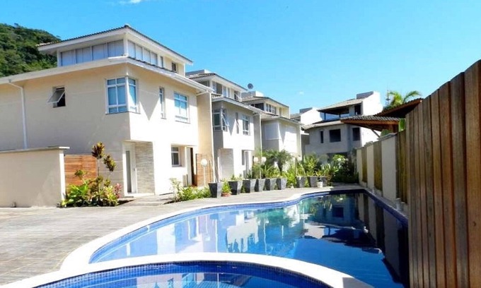 Sao Sebastiao Casa | DESCARGADO !!! Casa Cond cerrado 5 dormitorios, 300 metros de playa, Camburi, Sao Sebastiao