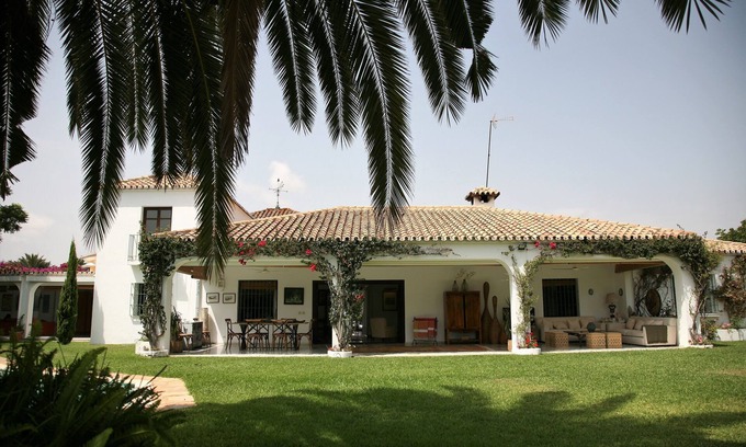 Estepona Villa | Preciosa casa en Guadalmina baja, con vistas al río y al golf a 800m de playa