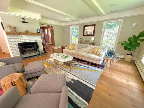 Glendale Casa | Beautiful House in the Woods, Huge Yard, Hot Tub