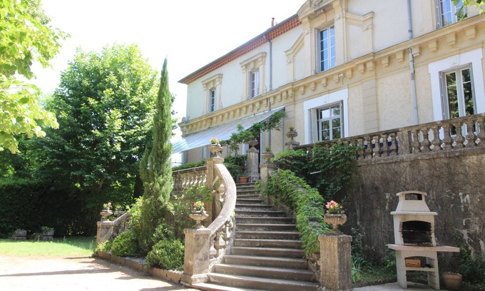 Brujas Casa | Hermosa casa con parque de flores grandes.