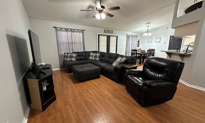 Lakeland Casa | Beautiful house with game room