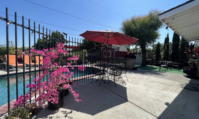 Sherwood Forest and Thistle Development Casa | Beautiful house with pool near Disneyland & Knotts Convention Center in Anaheim