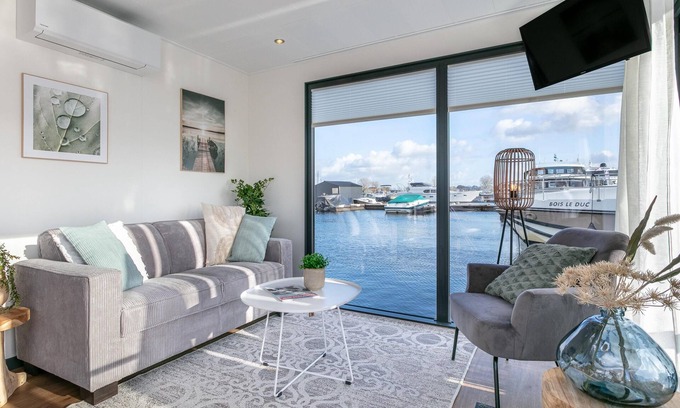 Kerkdriel Casa | Beautiful houseboat with roof terrace in beautiful harbour