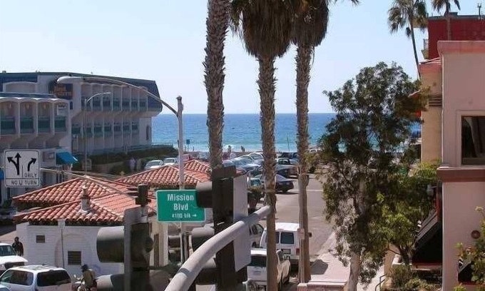 Crown Point Condominio | Hermoso, Inmaculado Condo 1 Blk a la playa / bahía con estacionamiento!