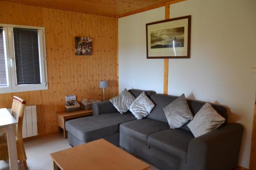 Saint-Germain-de-Tallevende-la-Lande-Vaumont Chalet De Esquí | Beautiful lake view 3 bedroom chalet.