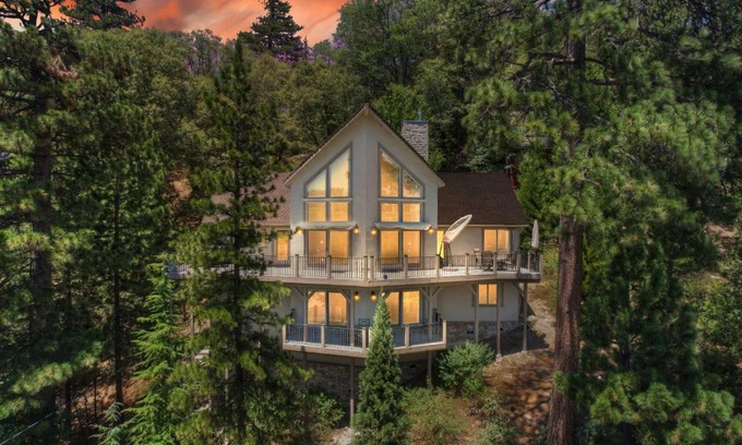 Blue Jay Casa | Beautiful Lake Arrowhead Cabin with EV Charger