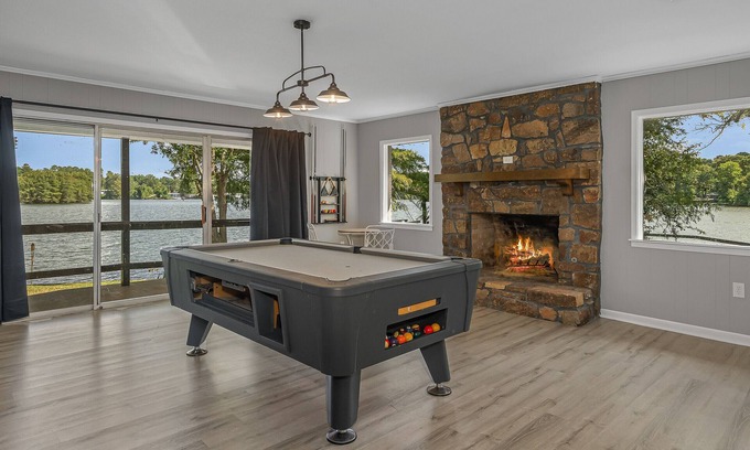 Shreveport Casa | Beautiful lake house with game room. Dog friendly