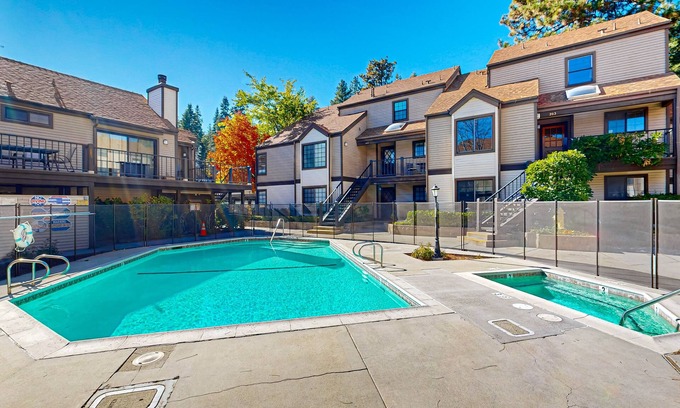 Lake Arrowhead Condominio | Beautiful lake-view condo w/ shared pool and hot tub walk to restaurants & shops