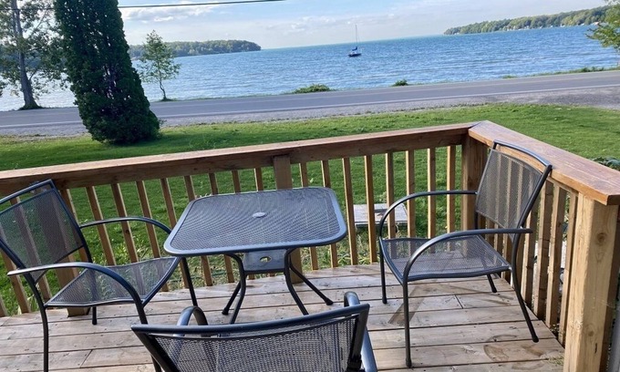 Oro-Medonte Casa | Beautiful lake view cottage ,Shallow Beach, Backyard privacy.Mid-Term