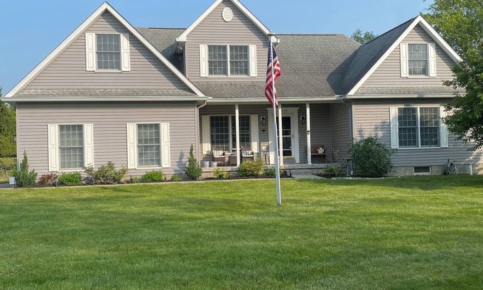 North East Casa | Beautiful lake view home nestled in the vineyards of North East Pa.