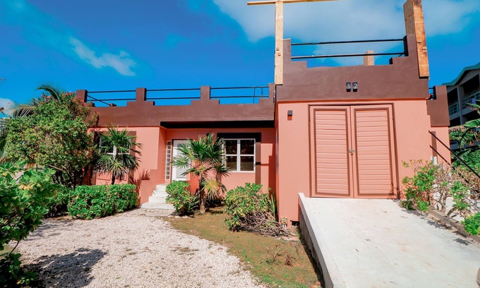 San Pedro Condominio | Villa familiar con vistas al agua, balcón y piscina compartida.