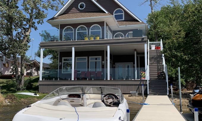 Manitoba Cabina | Beautiful Lakefront Luxury Home at Lake Metigoshe, Canada