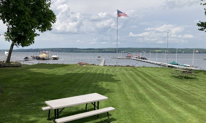 Niobe Casa | Beautiful Lakefront Cottage with Dock