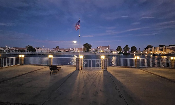 Silver Lakes Country Club Casa | Beautiful LAKEFRONT home in Mojave Desert within Silver Lakes Country Club