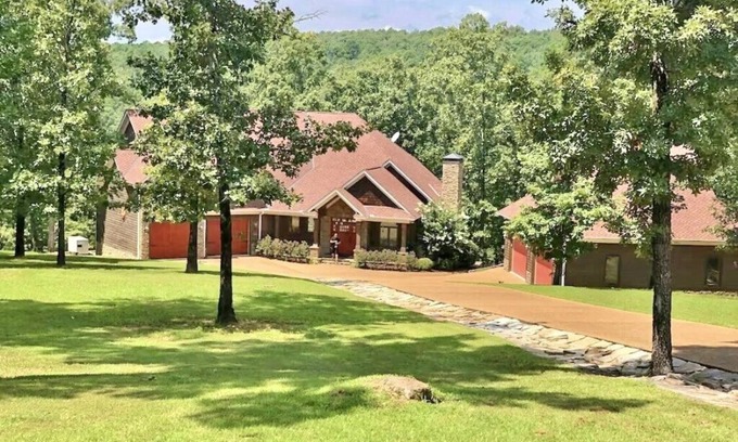 Drasco Casa | Beautiful Lakefront Home