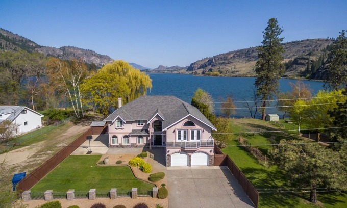 Okanagan-Similkameen Casa | Lakefront Luxury! 8 habitaciones, jacuzzi y sala de juegos! Pregúntenos sobre los especiales de agosto