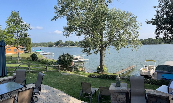 Lake Shangrila Casa | Waterfront Lakehouse encantador cerca de Chicago w Pontoon Boat. Duerme 12. Yoga también!