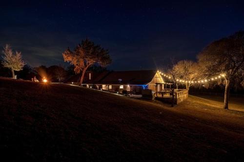 Ingram Casa | Beautiful Lakeside Rental with Hot-Tub in Igram, Texas, Perfect for Family Glamping Trips