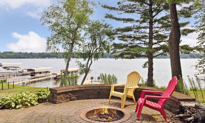 Amery Casa | Beautiful lakeside retreat on Bear Trap Lake in Amery