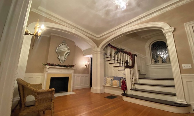 Oswego Casa | Hermosa, grande, histórica casa de 6 habitaciones.