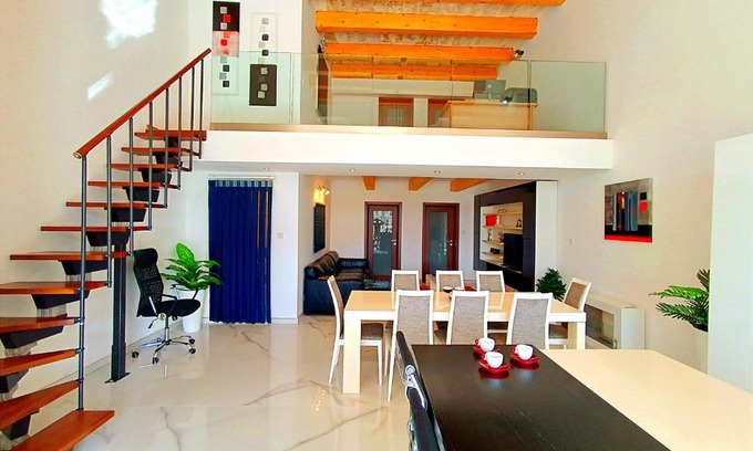 Kalkara Apartamento | Beautiful large Sea Front Duplex Loft