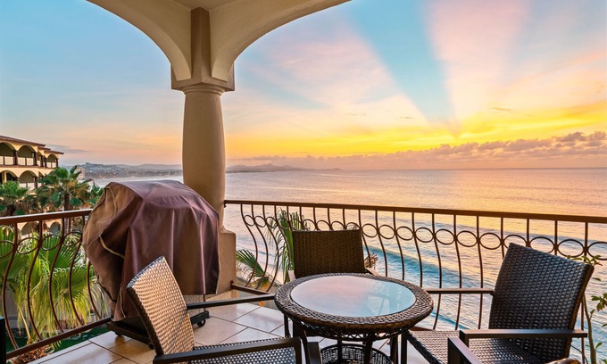 San Jose del Cabo Condominio | Beautiful Las Olas beachfront condo. A surf lover's dream!
