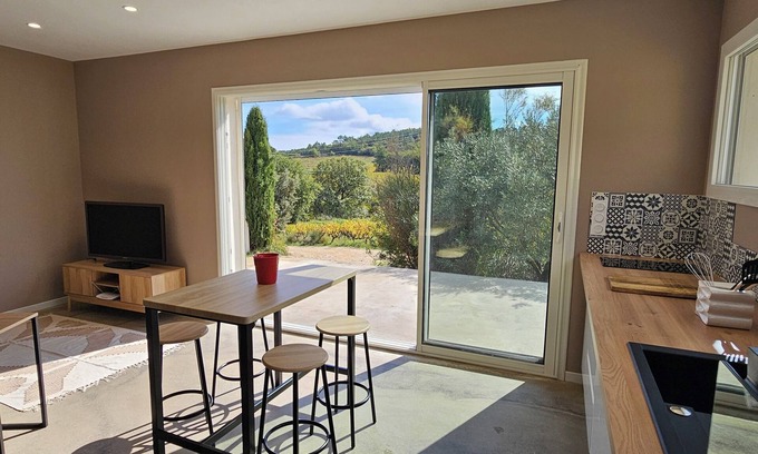 Mondragon Casa | Beautiful little house overlooking the vineyards