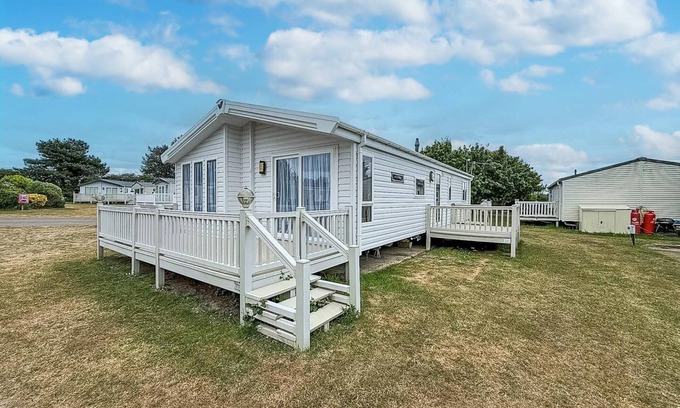 Hopton Cabina | Beautiful lodge with decking in Norfolk, at Breydon Water Park ref 10045B