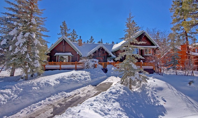 Evergreen Estates Cabina | Hermosa Log Cabin con vistas bañera de hidromasaje, WIFI, a minutos de ambas estaciones de esquí