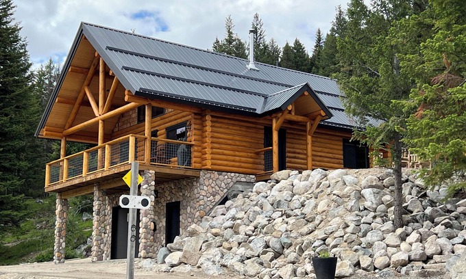 Okanagan-Similkameen Cabina | Beautiful log cabin located 2 minutes from Osprey Lake