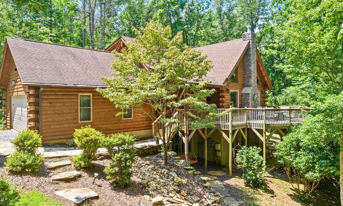 Lake Lure Cabina | Beautiful Log cabin nestled in the mountains of Lake Lure