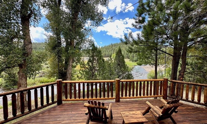 Mammoth Creek Cabina | Beautiful log home-dog friendly, creek & mountain views,close to national parks