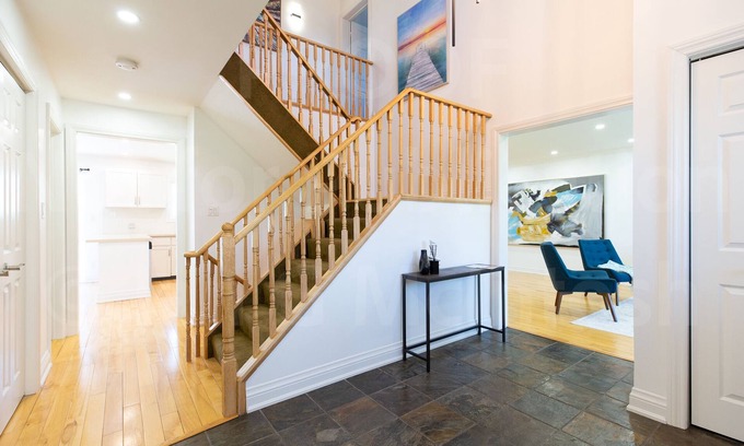 Innisfil Casa | Beautiful Luxurious home minutes to the Beach & Friday Harbour Resort