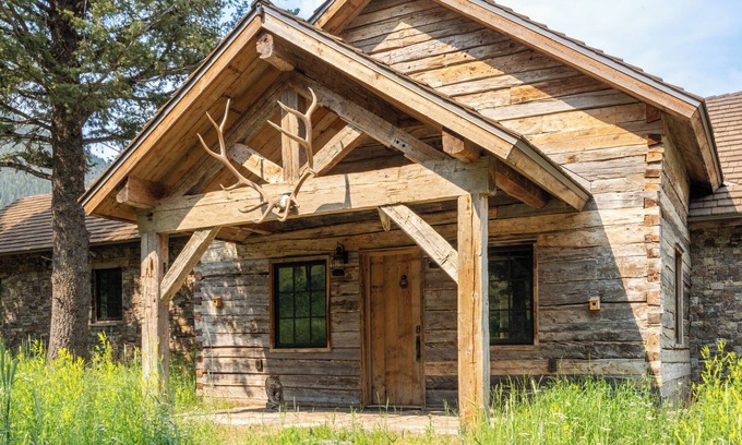 Lima Cabina | Beautiful Luxurious Private Cabin in The Centennial Valley, Spectacular Views