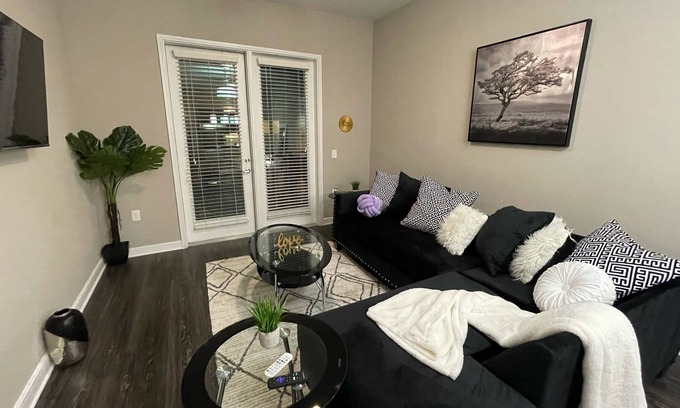 Addison Apartamento | Beautiful luxury apartment with New furniture and great amenities.