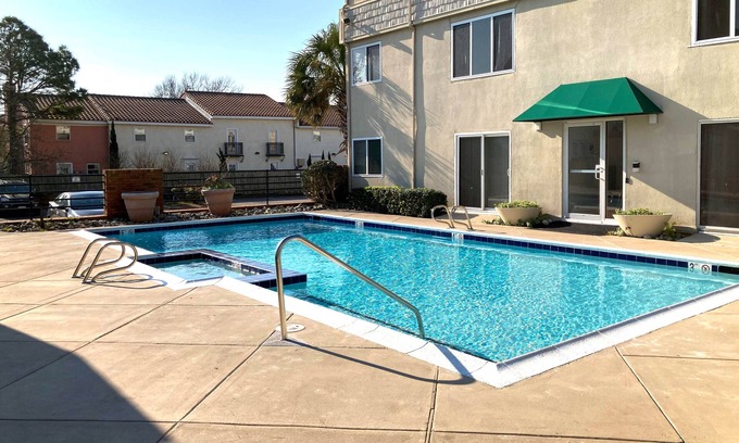 Northeast Virginia Beach Condominio | Beautiful Luxury Condo 1.5 blocks from Oceanfront, private parking and a pool