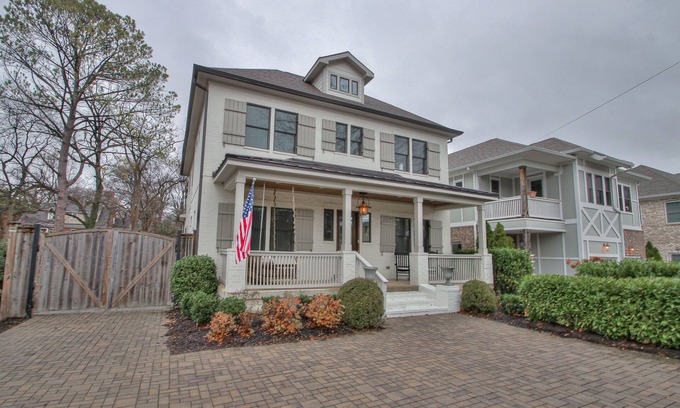 Green Hills Casa | Hermosa casa de lujo cerca de 12th South w Front porch and Deck