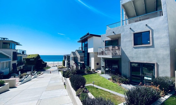The Strand Casa | Beautiful Manhattan Beach 100 Block Walk Street Home