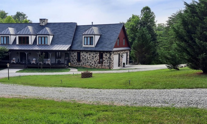 Pittsville Casa | Beautiful mansion w/ 5 bdrms and 7 baths on Leesville Lake. 6Ksqft- Sleeps 14