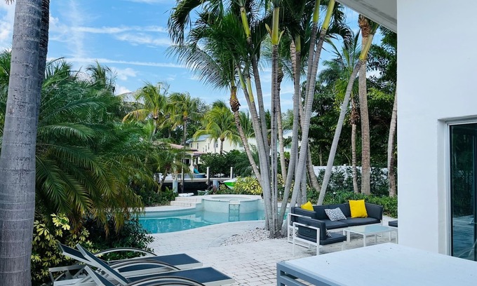 Downtown Fort Lauderdale Casa | Beautiful Mid-Century Modern SFR on the water , 10 minutes from Las Olas Blvd