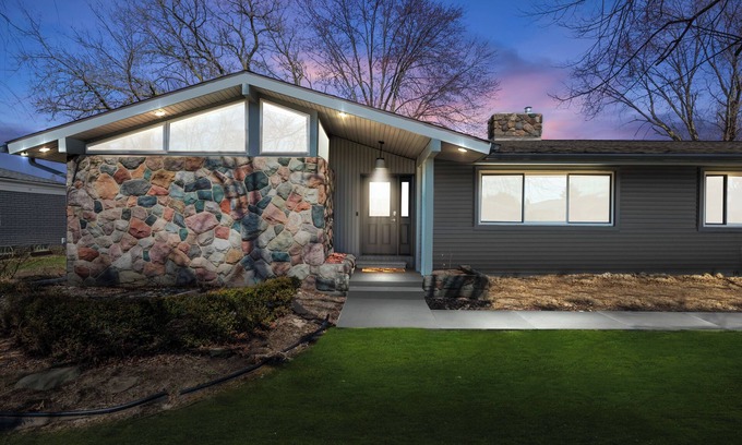 Clinton Township Casa | Beautiful Mid-Century 5-bedroom ranch with AC, WiFi in pleasant Clinton Township