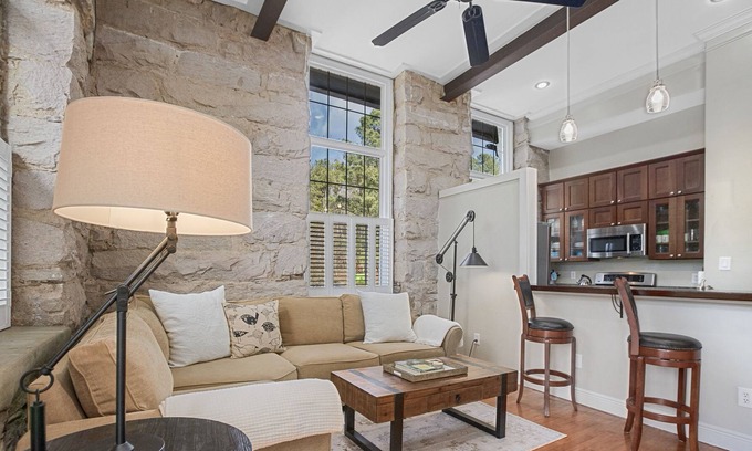 Wake Forest Condominio | Beautiful Modern Apartment in Historical Building on the Water 28 nights or more