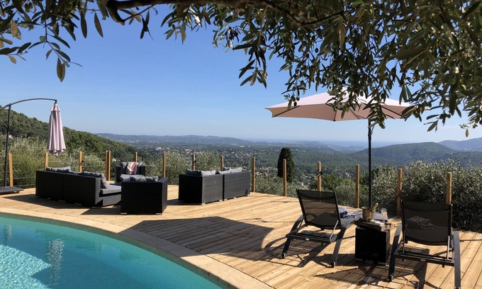 Cabris Casa | Hermosa y moderna casa con impresionantes vistas al mar y piscina privada.
