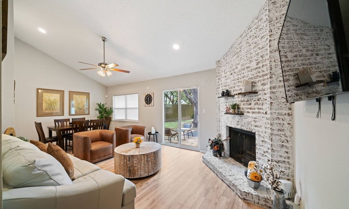 Katy Casa | Beautiful Modern Rustic 3BR Near I-10 , Typhoon TX Water Park & Memorial Herman