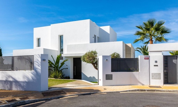 Marbella Villa | Impresionante villa a estrenar con piscina privada / vistas al mar, cerca de la playa