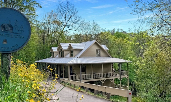 Wolf Laurel Cabina | Beautiful Mountain Home: 5BR/5BA Hot Tub + Sauna + Theater + Game Room + Golf + Pool