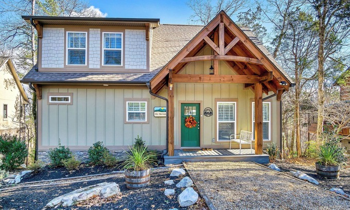 Townsend Cabina | Beautiful mountain home with modern features Gas fire-place on the screened deck